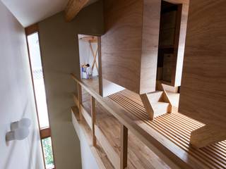 西緑丘の家, アトリエ・ブリコラージュ一級建築士事務所 アトリエ・ブリコラージュ一級建築士事務所 Eclectic style corridor, hallway & stairs Wood Wood effect