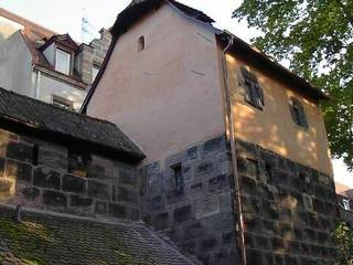 Denkmalgerechte Sanierung Turm X , Spittlertormauer Nürnberg, welschwalls.com welschwalls.com Casas de estilo clásico