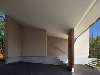 高台の家, Atelier Square Atelier Square Modern Corridor, Hallway and Staircase Tiles Beige