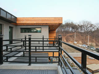 기존도면에 한층더 업그레이드된 집 [경상북도 예천], 한글주택(주) 한글주택(주) Modern style balcony, porch & terrace