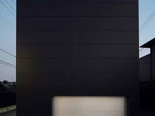 黒い箱家／愛知県のプライバシーレベルMAXのガレージハウス, 株式会社 片岡英和建築研究室 株式会社 片岡英和建築研究室 Wooden houses Metal