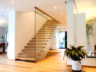 Treppenmodelle, die Funktion und modernes Design in Einklang bringen, STREGER Massivholztreppen GmbH STREGER Massivholztreppen GmbH Modern corridor, hallway & stairs Solid Wood