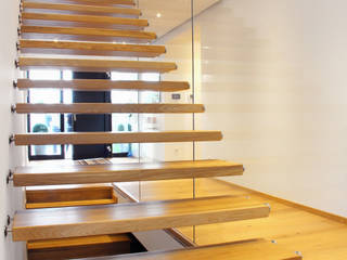 Treppenmodelle, die Funktion und modernes Design in Einklang bringen, STREGER Massivholztreppen GmbH STREGER Massivholztreppen GmbH Modern corridor, hallway & stairs