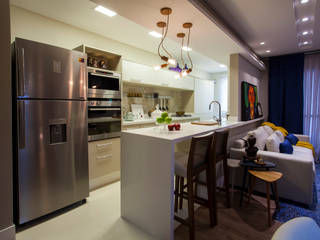 Cozinha clara e funcional, Estúdio HL - Arquitetura e Interiores Estúdio HL - Arquitetura e Interiores Modern kitchen