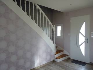 Ré-aménagement des espaces dans maison plein pied, L'Armoire aux Patines L'Armoire aux Patines Couloir, entrée, escaliers modernes Bois Blanc