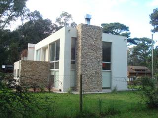 Vivienda Individual en Bosque Peralta Ramos - Mar del Plata, Estudio Arquitectura Integral Estudio Arquitectura Integral Casas de estilo moderno Beige