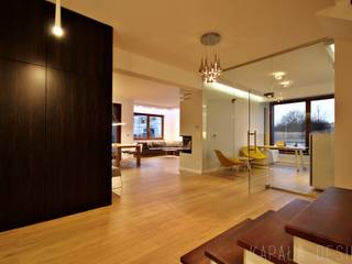 Projekt wnętrza domu w Warszewie, kapaladesign kapaladesign Modern corridor, hallway & stairs
