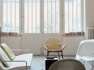 Transformation d'un atelier en appartement à Paris, 111 architecture 111 architecture Minimalistische Wohnzimmer