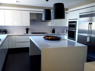 Barra en Silestone Cocinas y Muebles Flores Cocinas minimalistas Sintético Blanco Mesadas de cocina