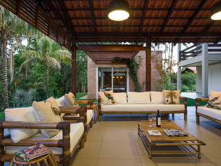 Residencia HJ, Cabral Arquitetura Ltda. Cabral Arquitetura Ltda. Tropical style balcony, veranda & terrace Bamboo