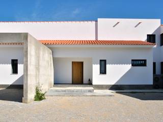 House in Coruche, Santarém, é ar quitectura é ar quitectura Casas de estilo rústico Concreto