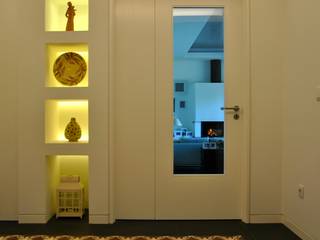 House in Coruche, Santarém, é ar quitectura é ar quitectura Mediterranean corridor, hallway & stairs Quartz White