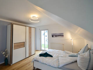 Musterhaus Poing Bavaria, Skapetze Lichtmacher Skapetze Lichtmacher モダンスタイルの寝室