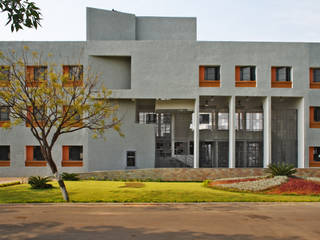 School of Sciences, DCOOP ARCHITECTS DCOOP ARCHITECTS Modern corridor, hallway & stairs