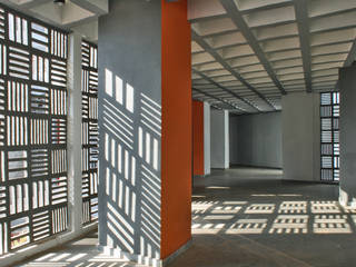 School of Sciences, DCOOP ARCHITECTS DCOOP ARCHITECTS Modern Corridor, Hallway and Staircase