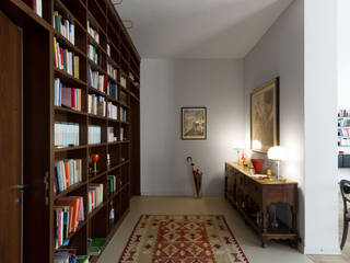 HHR | historical apartment restyling, Atelierzero Atelierzero Pasillos, vestíbulos y escaleras de estilo clásico