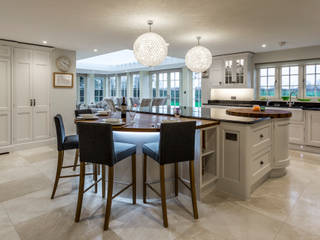 Stylish, bespoke kitchen by John Ladbury in Hertfordshire, John Ladbury and Company John Ladbury and Company Nhà bếp phong cách hiện đại Gỗ Wood effect