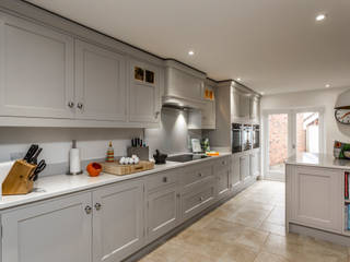 Hand built kitchen in Hertfordshire, John Ladbury and Company John Ladbury and Company Nhà bếp phong cách hiện đại Gỗ Wood effect