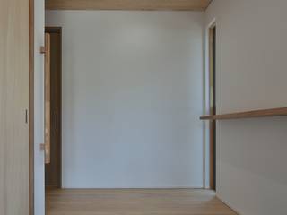 千里の家, bUd アトリエ一級建築士事務所 bUd アトリエ一級建築士事務所 Ingresso, Corridoio & Scale in stile minimalista