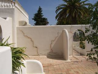 Facade Renovation / Repairing Cracks, RenoBuild Algarve RenoBuild Algarve Mediterranean style houses