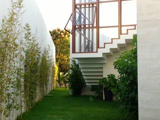 CASA DE PRAIA - GUARAJUBA, Tânia Póvoa Arquitetura e Decoração Tânia Póvoa Arquitetura e Decoração Casas de estilo tropical Vidrio