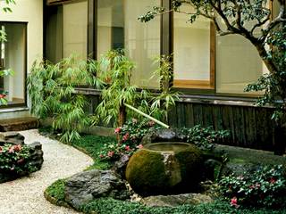 水の動きを楽しむ蹲の庭, Enatsu Garden Architect / 江夏庭苑事務所 Enatsu Garden Architect / 江夏庭苑事務所 アジア風 庭