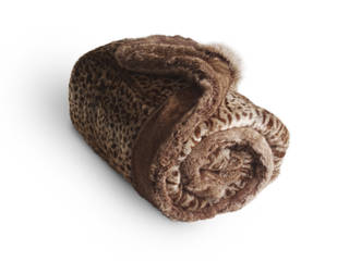 Faux fur throw and cushions - Savane de Mayfair collection, Mille Boutique Ltd Mille Boutique Ltd ห้องนอน เฟอร์ White