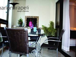 APARTAMENTO ANA PAULA, MARLON TIRAPELI design de interiores e arquitetura MARLON TIRAPELI design de interiores e arquitetura ระเบียง, นอกชาน