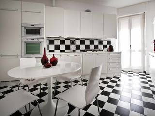 Appartamento fuori milano, Raffaella Alessandra Calzoni Raffaella Alessandra Calzoni KitchenTables & chairs White