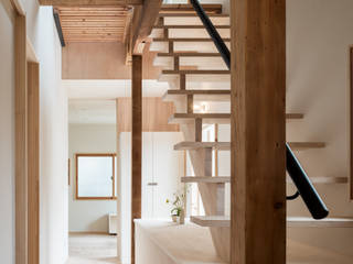 Re：M-house, coil松村一輝建設計事務所 coil松村一輝建設計事務所 Eclectic corridor, hallway & stairs