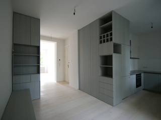 Wohnungsausbau in Berlin-Prenzlauer Berg, DER RAUM DER RAUM Minimalistische Küchen Grau