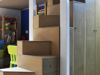 Scala mobile per letto a castello, PAOLO DANIOTTI PAOLO DANIOTTI Dormitorios infantiles de estilo minimalista Derivados de madera Marrón Armarios y cómodas