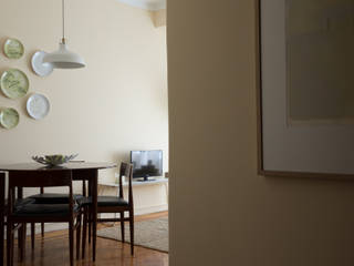 50s Apartment (Serviced) - Lisbon, MUDA Home Design MUDA Home Design غرفة السفرة