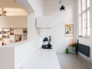 Interieur woning in school met XXL kast met taatsdeur, studie en nieuwe keuken, van Os Architecten van Os Architecten Modern style kitchen