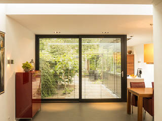 Aanbouw deluxe: zonwering & schuifpui voor aangename sfeer, van Os Architecten van Os Architecten Modern Living Room