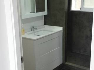 Reforma Baño, CONSTRUCCIONS VICTOR IVARS IVARS CONSTRUCCIONS VICTOR IVARS IVARS Modern Bathroom Engineered Wood Transparent