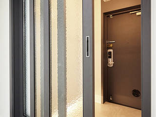 homify Couloir, entrée, escaliers minimalistes Aluminium/Zinc