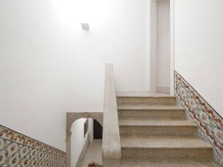 Apartamento ao Camões, Alberto Caetano Alberto Caetano Nowoczesny korytarz, przedpokój i schody