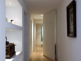 Apartamento às Amoreiras, Alberto Caetano Alberto Caetano Modern corridor, hallway & stairs