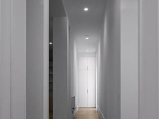 REMODELAÇÃO DE APARTAMENTO À CHAGAS, Alberto Caetano Alberto Caetano Modern corridor, hallway & stairs