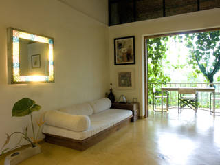Duplex Apartment, Creativity, Auroville, C&M Architects C&M Architects Ausgefallene Wohnzimmer
