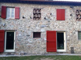 Finestre, Falegnameria Martinelli Sergio Falegnameria Martinelli Sergio Classic style windows & doors Wood Red