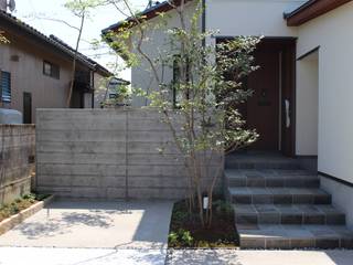 雑木が映えるモダンEXTERIOR, 株式会社 砂土居造園／SUNADOI LANDSCAPE 株式会社 砂土居造園／SUNADOI LANDSCAPE Casas modernas Madera Acabado en madera