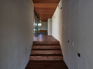SHIMA, 武藤圭太郎建築設計事務所 武藤圭太郎建築設計事務所 ห้องโถงทางเดินและบันไดสมัยใหม่ ไม้จริง Multicolored
