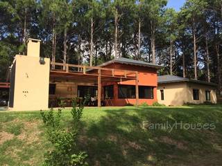 LA CASA DEL BOSQUE, Family Houses Family Houses Classic style houses