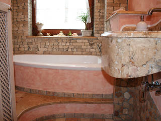 Mediterranes Bad Creme Rosé, Travertin und Antikmarmorwaschtisch, Villa Medici - Landhauskuechen aus Aschheim Villa Medici - Landhauskuechen aus Aschheim Mediterrane Badezimmer Marmor Pink