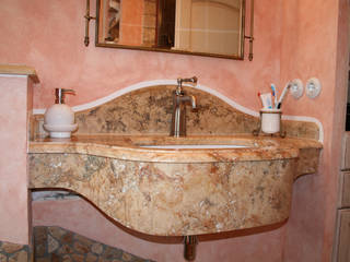 Mediterranes Bad Creme Rosé, Travertin und Antikmarmorwaschtisch, Villa Medici - Landhauskuechen aus Aschheim Villa Medici - Landhauskuechen aus Aschheim Mediterrane Badezimmer Marmor Beige