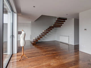 Casa JF02 - Ovar | Reabilitação de Moradia, ARKHY PHOTO ARKHY PHOTO Modern corridor, hallway & stairs