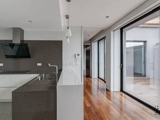 Casa JF02 - Ovar | Reabilitação de Moradia, ARKHY PHOTO ARKHY PHOTO Modern kitchen