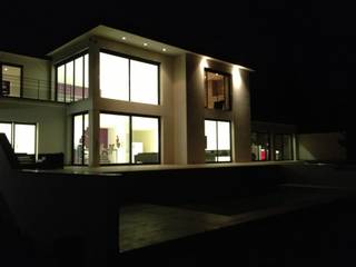 Villa ultra contemporaine dans le Rhône, Concept Creation Concept Creation Balkon, Beranda & Teras Modern